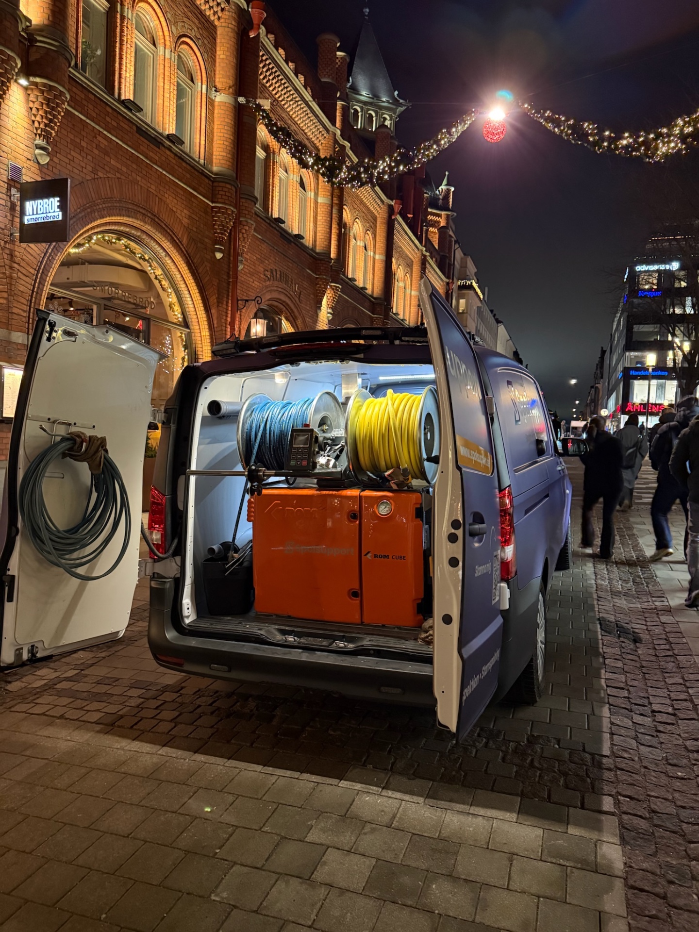 Spolslangar och utrustning i Spolsupports servicebil
